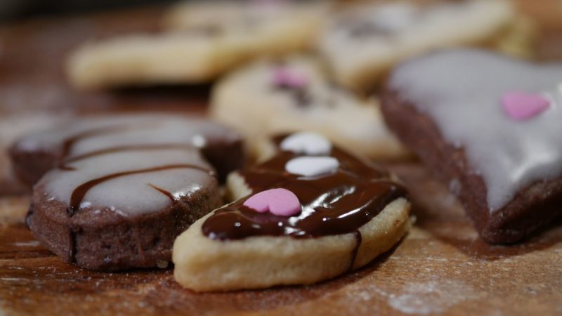 vegane Plätzchen aus Mürbeteig ohne Ei mit Zuckerguss und Schokolade
