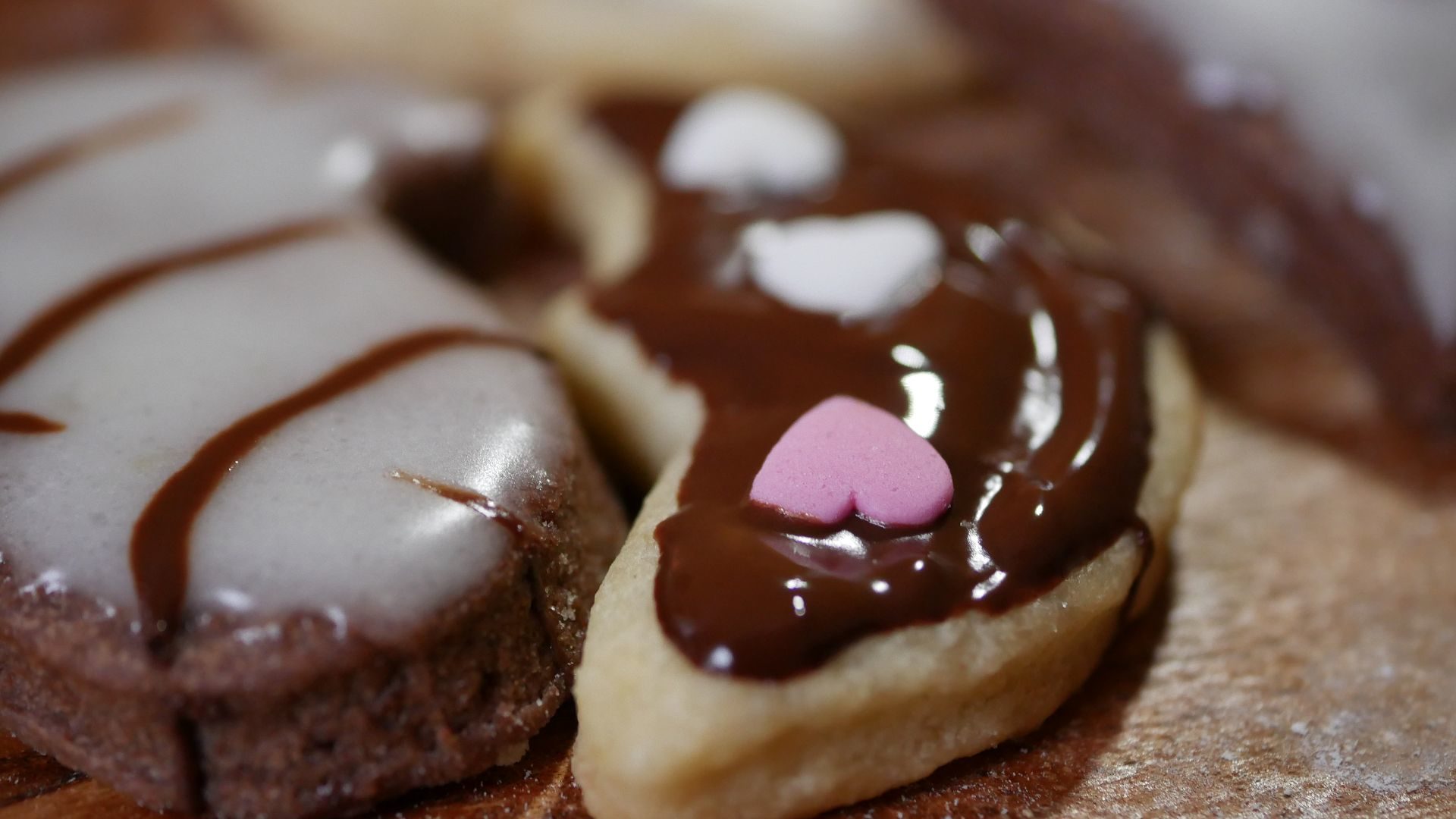 vegane Plätzchen aus Mürbeteig ohne Ei mit Zuckerguss und Schokolade