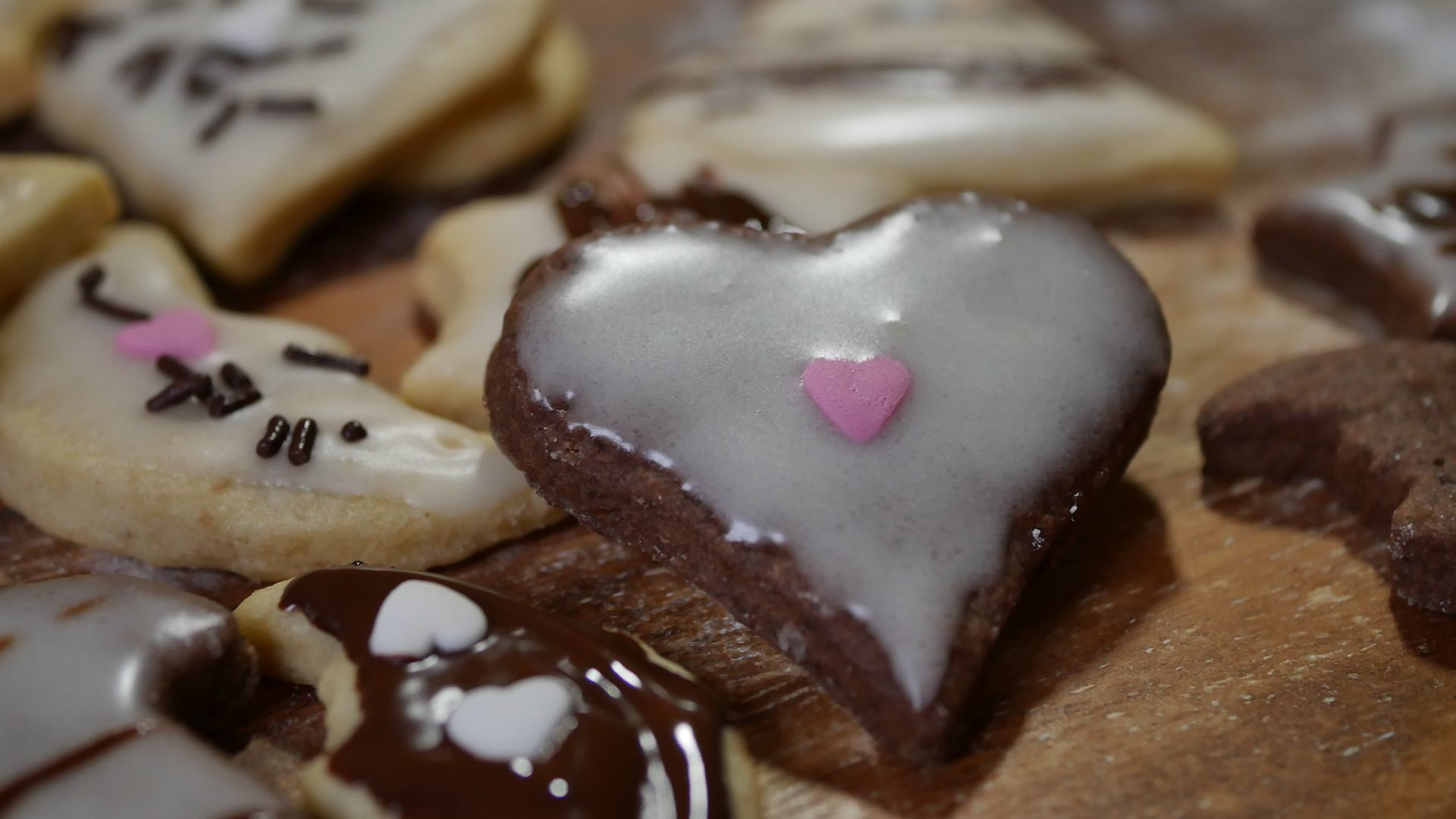 vegane Plätzchen aus Mürbeteig ohne Ei mit Zuckerguss und Schokolade