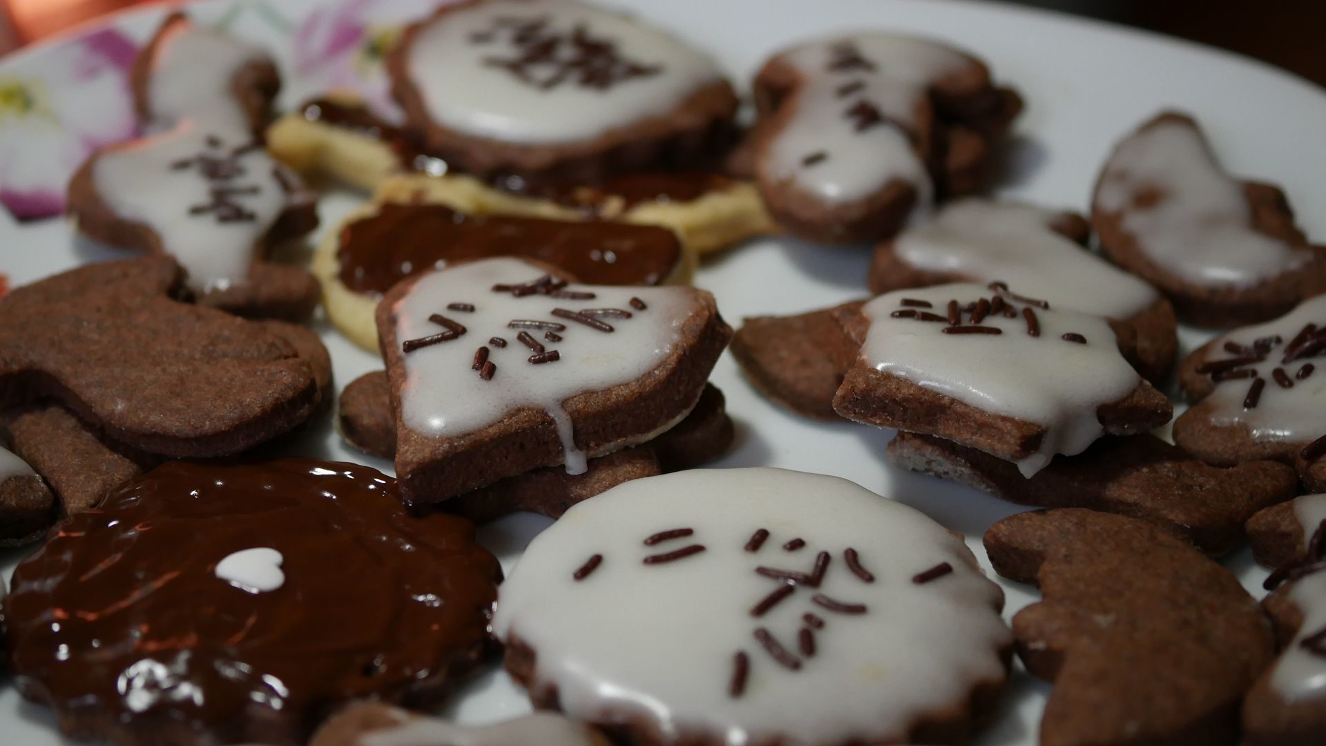 vegane Plätzchen aus Mürbeteig ohne Ei mit Zuckerguss und Schokolade